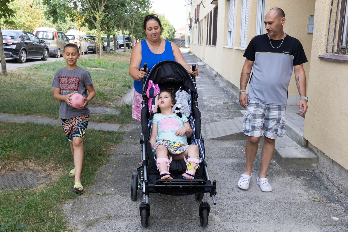 Sokan segítenek a baji kislánynak, hogy szebb élete lehessen. Kinga hét sztrók és egy koponyaműtét után újra harcol a gyógyulásért. 