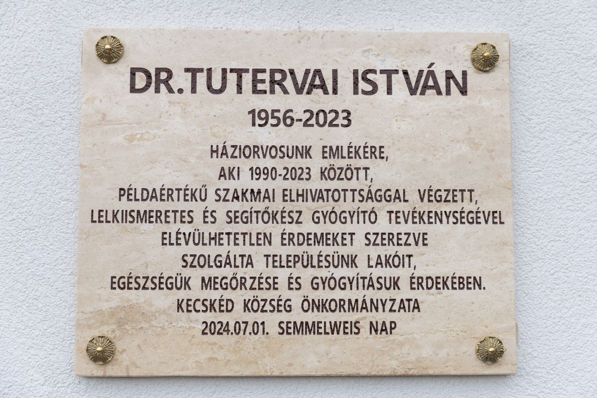 Dr. Tutervai István háziorvosról emlékére készült emléktáblát adtak át a kecskédi orvosi rendelőnél