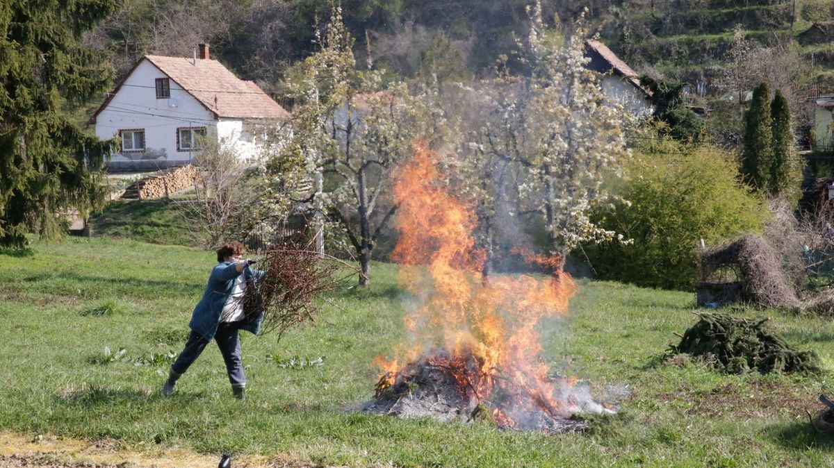 A napok óta tartó kánikula miatt csütörtökön országos tűzgyújtási tilalom lépett életbe – közölte a Nemzeti Élelmiszerlánc-biztonsági Hivatal (Nébih). Fontos, hogy a tűzveszélyes időszakban az erdőkben, sőt még a Duna partján is tilos tüzet gyújtani, viszont a kertünkben akár sütögethetünk.