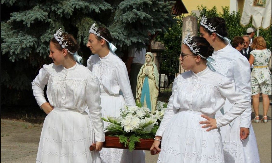 A Szűzanya szobrát viseletbe öltözött lányok vitték a vértessomlói körmenetben Sarlós Boldogasszony búcsúján