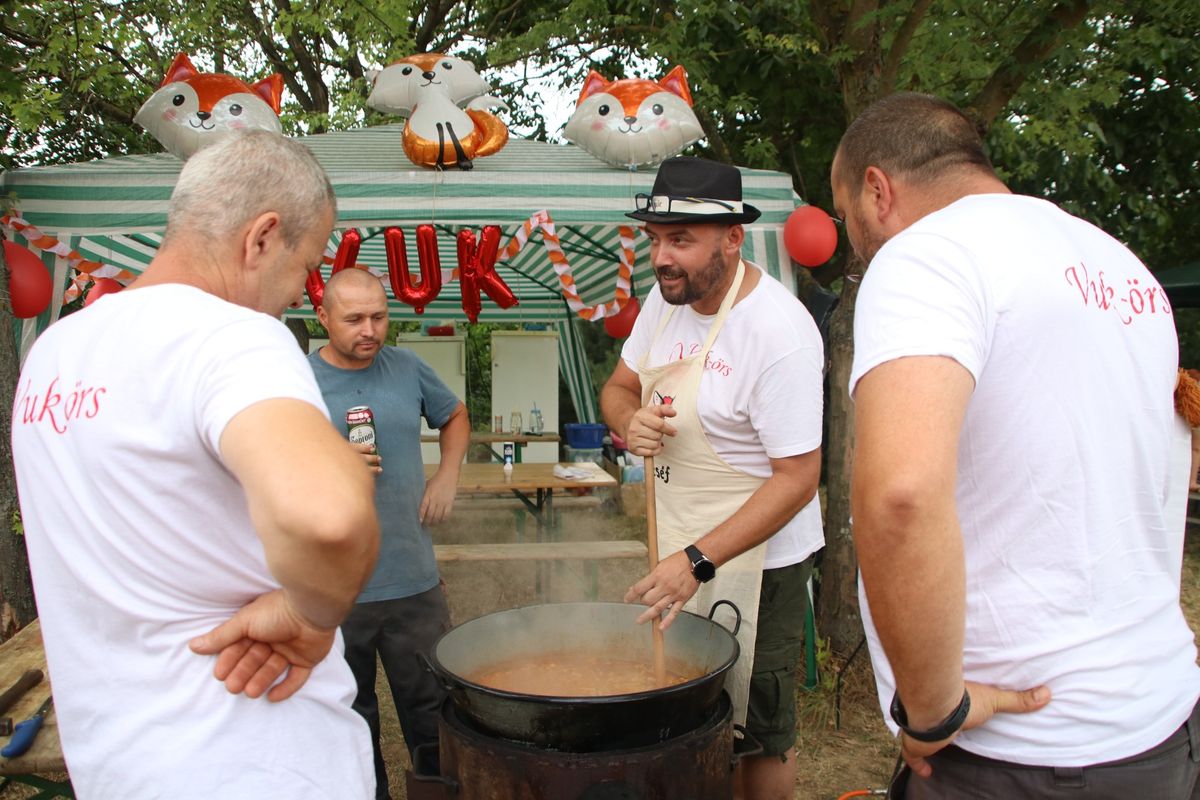 Rotyogtak a különleges ételek a bográcsokban