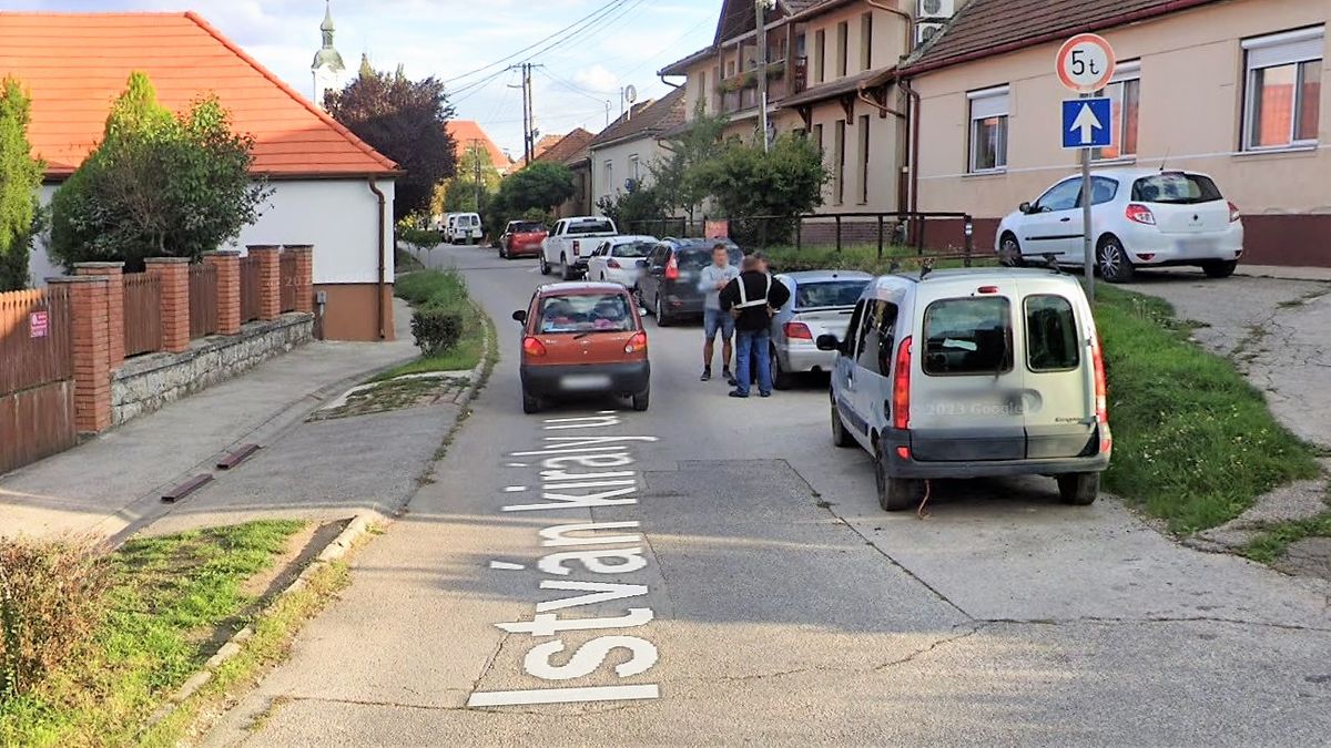 Július 15-től megfordul a közlekedés iránya a dorogi István király utcában – a Béla király utca-Templom tér és a Kálvária utca közötti szakaszon – az Árpád utca forgalomcsillapítása érdekében. Az érintett szakasz ennek ellenére továbbra is egyirányú marad – írja a dorog.hu.