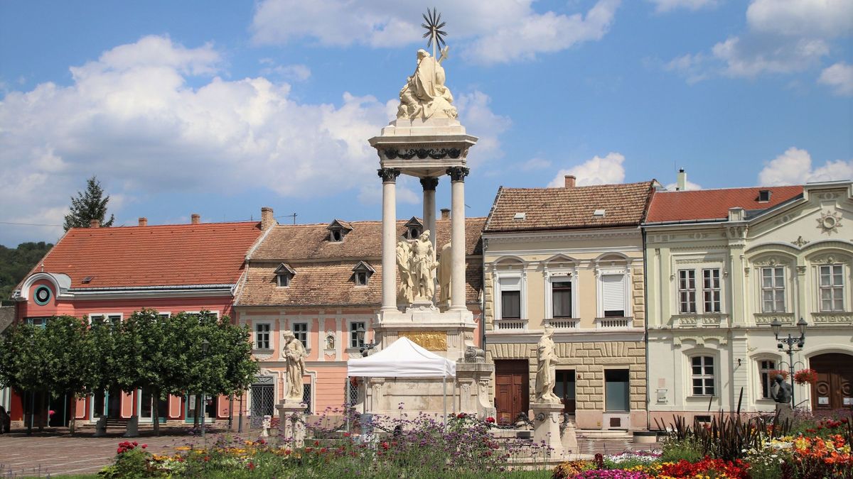 Már csak apróbb munkálatok vannak hátra, melyeket állvány nélkül is el tudnak végezni a szakemberek. Gyönyörű lett az esztergomi Szentháromság-szobor.