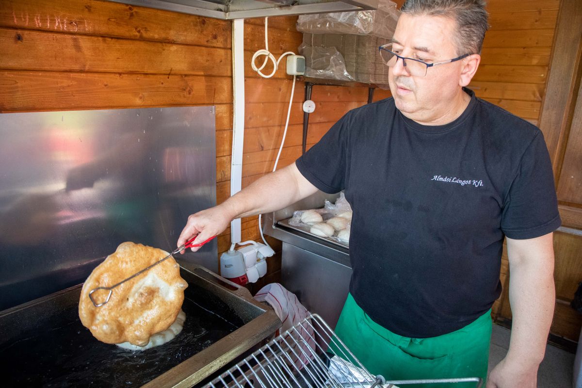 Olvasóink szerint a legfinomabb lángost vármegyénkben Dunaalmáson lehet kapni. Most videón is megmutatjuk, hogy mi lehet a az Almási Lángos titka. 