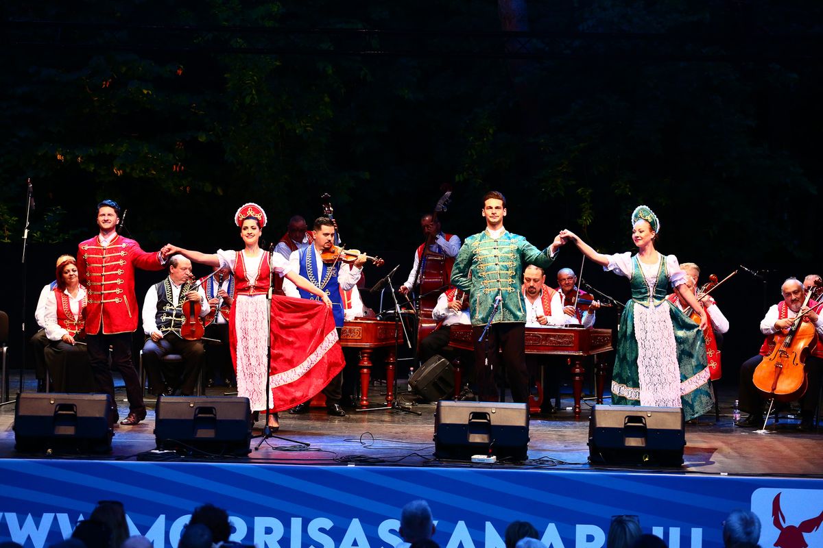 Operetgála volt Tatán a Cseke-tó partján. A Víz-Zene-Virág fesztivállal párhuzamosan tartotta meg nyitógáláját a Tatai Szabadtéri Játékok. 