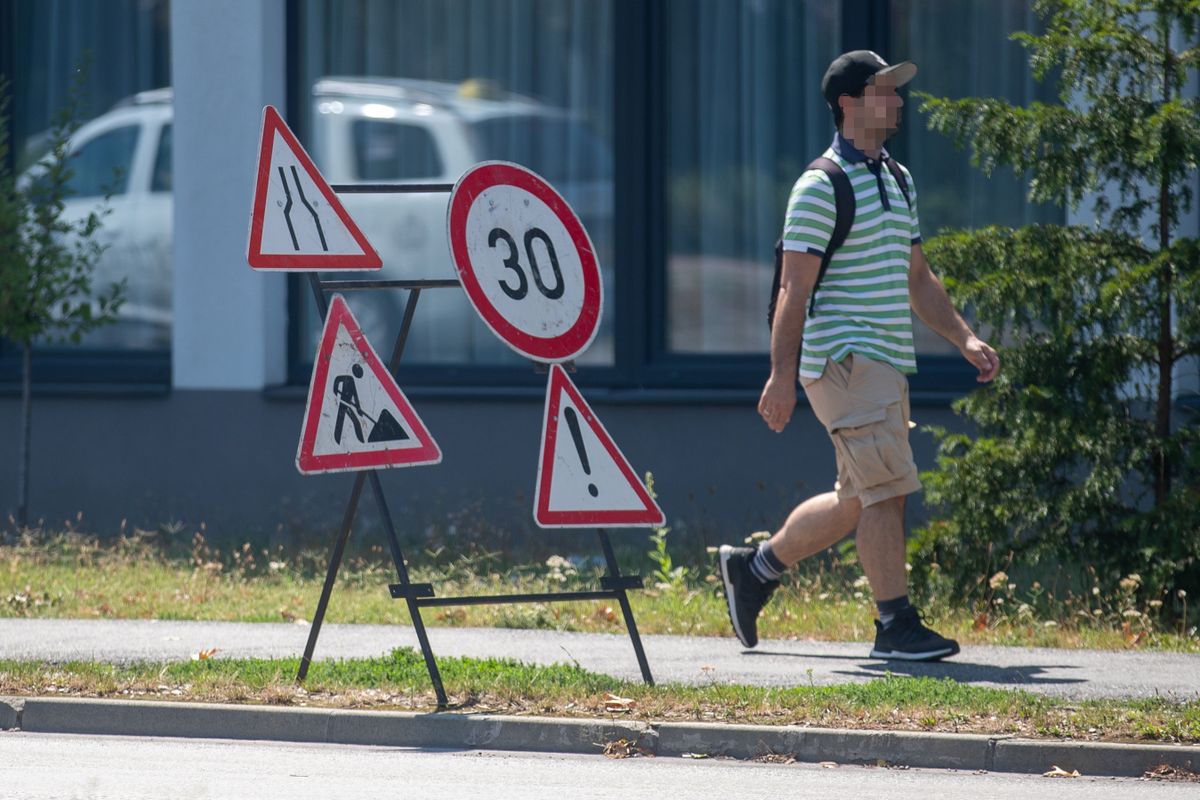 A jelzőlámpák szünetelésééig forgalomirányítók kézi jelzéssel irányítják a forgalmat