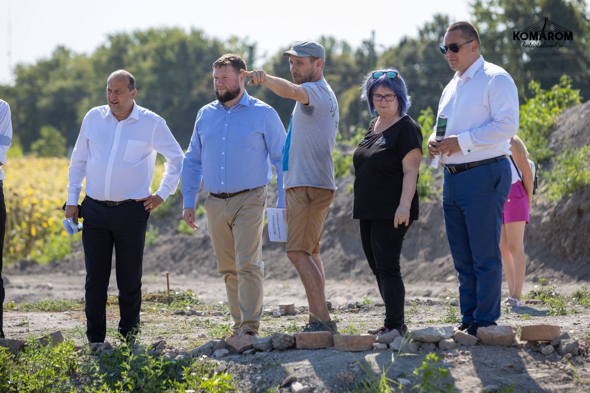 Komárom polgármestere mellett Vincze Máté államtitkár is ellátogatott a bemutatóra. ásatás