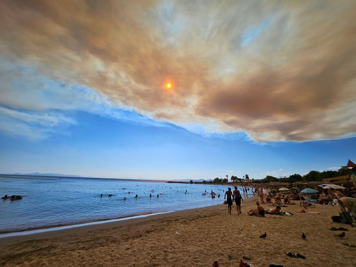 Az athéni strand fölé sűrű füstöt hozott az erős szél