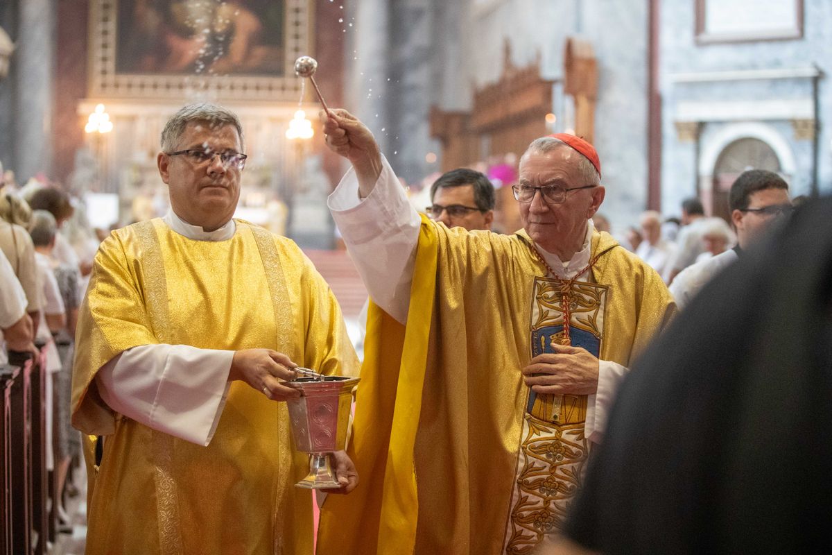 Pietro Parolin vatikáni bíboros és államtitkár vezette az Esztergomi Bazilika új oltár felszentelésének szertartását. 