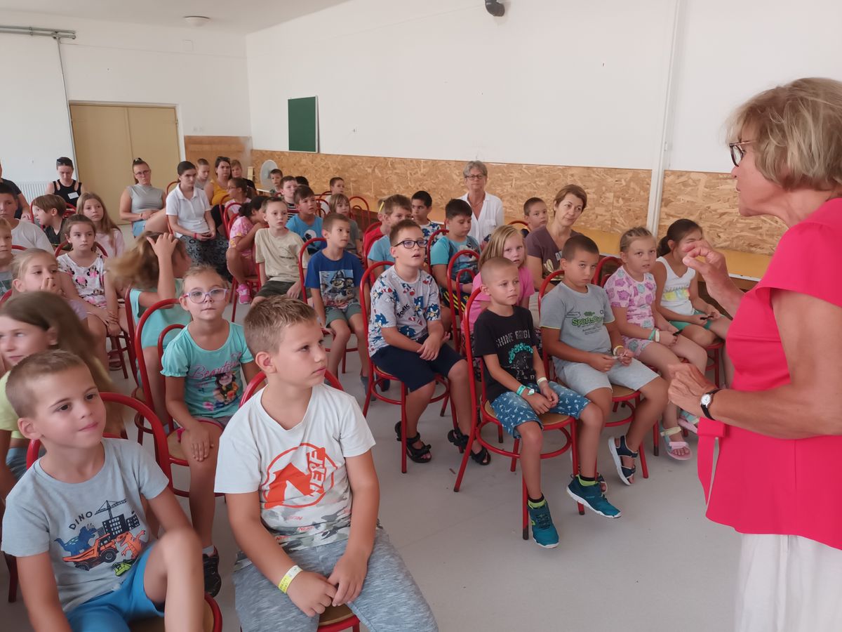 A tábor lakói nagyon élvezték az előadást. A képen jobbra Tóth Zsóka