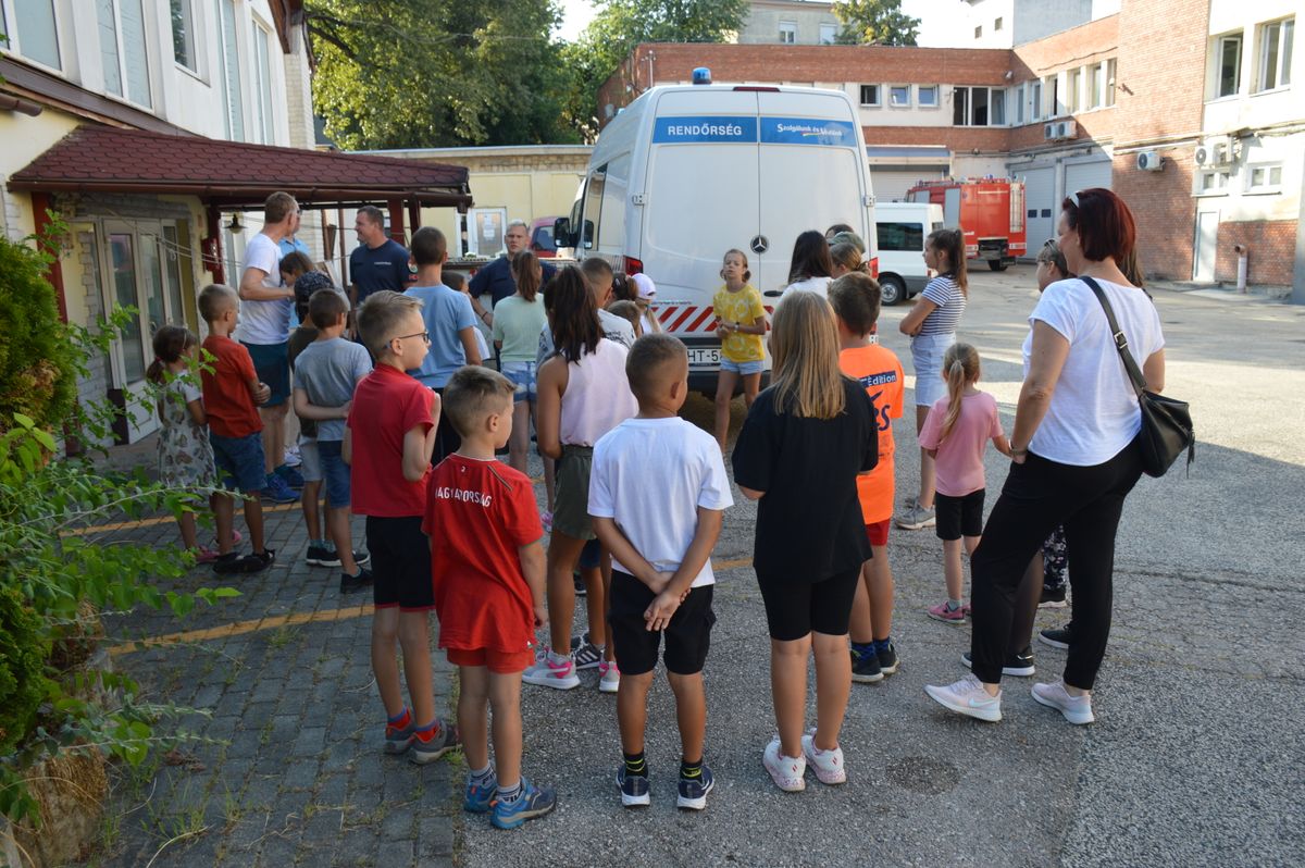  Gyerekzsivaj a Tatabányai tűzoltóknál Gyerekzsivaj a Tatabányai tűzoltóknál