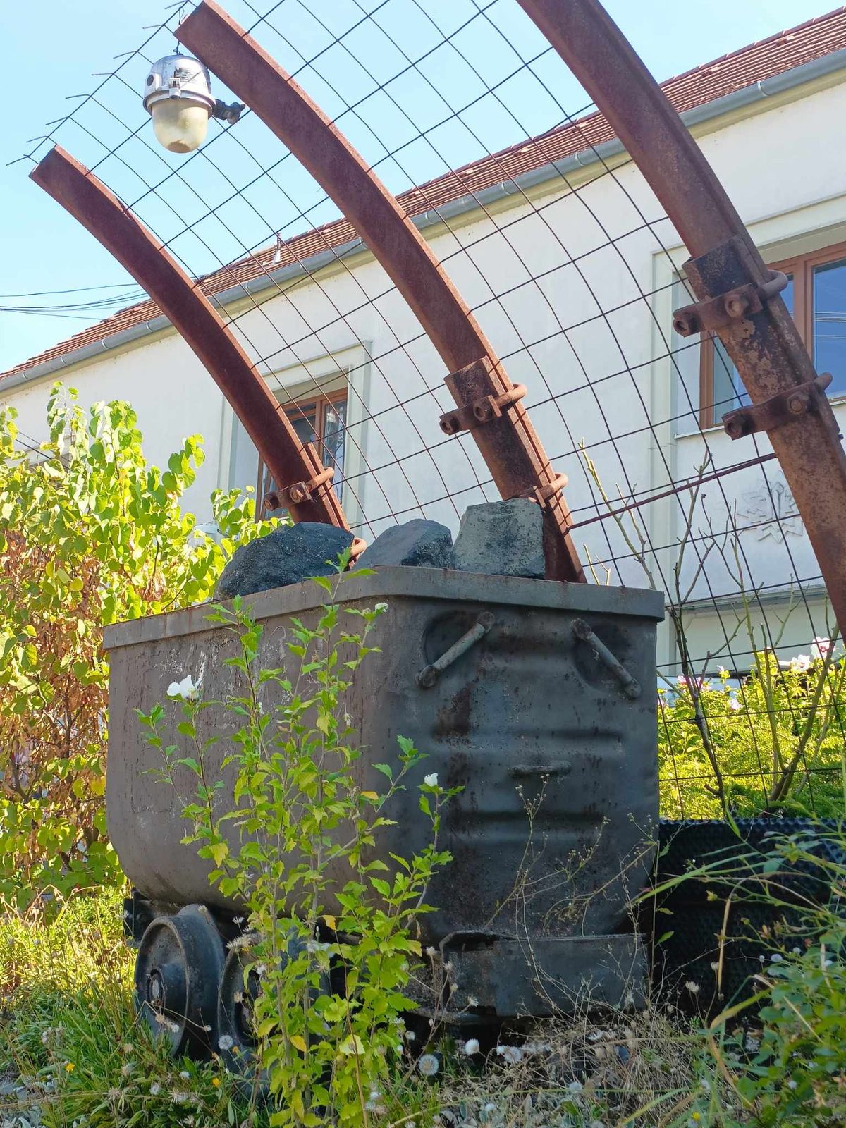 Büszke a bányászati múltjára a legszebb fekvésű település.