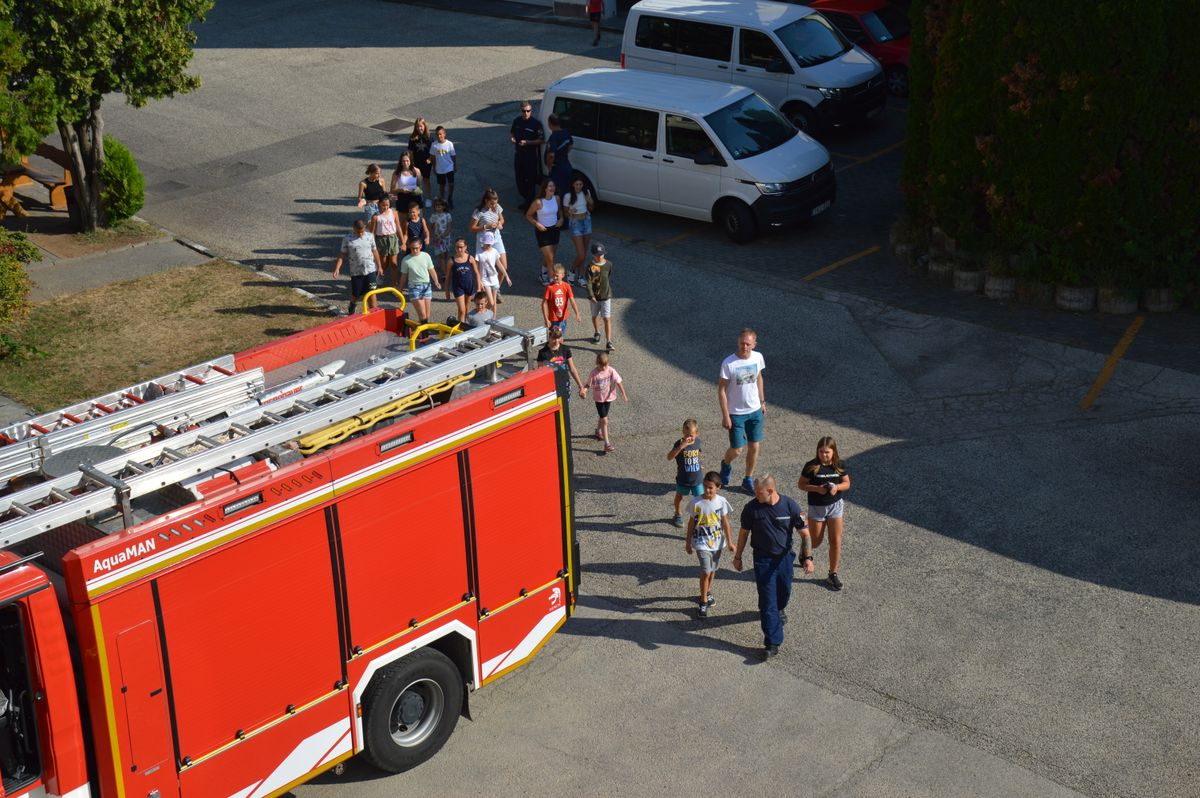  Gyerekzsivaj a Tatabányai tűzoltóknál Gyerekzsivaj a Tatabányai tűzoltóknál