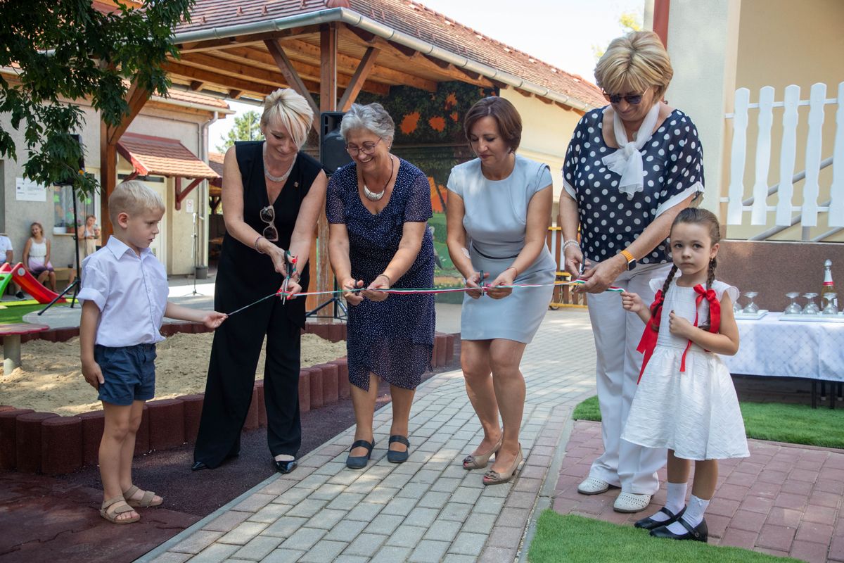 Gyönyörűen felújított óvodának örülhetnek a naszályiak. Az ünnepélyes átadón a gyerekek és a szülők is megnézhették a megújult épületet. A beruházás 120 millió forintos uniós támogatásból, illetve mintegy 70 millió forintos önerőből valósulhatott meg. 