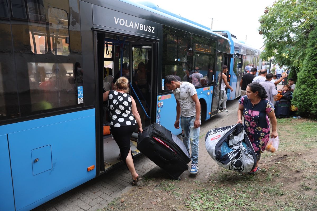 Csütörtök délután két busz érkezett Kocsra, hogy új szállásra vigye az utcán várakozó családokat. Az ukrajnai menekültek egy hétig biztos, hogy Dorogon maradhatnak. 