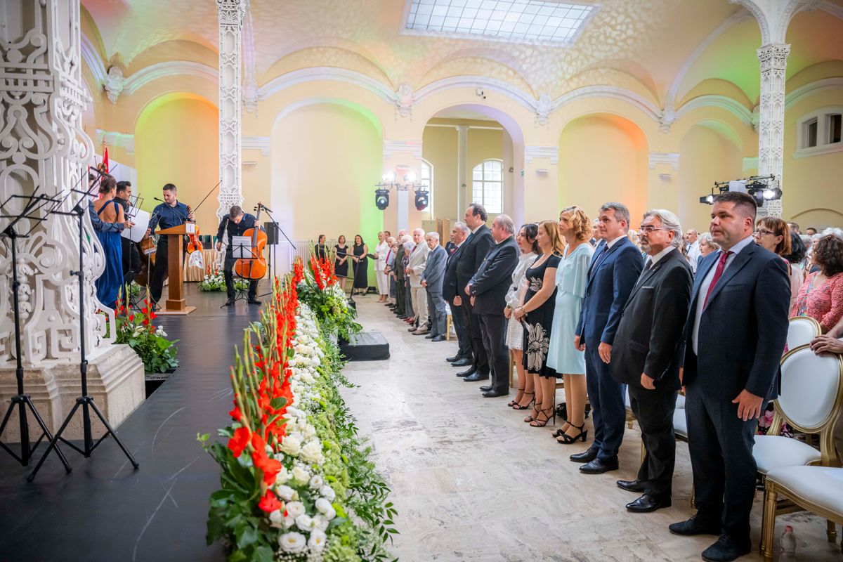 Két évvel azután, hogy Ezüst Érdemkeresztet vehetett át, dr. Sebő Tamás Péter, az esztergomi térség nyugalmazott főállatorvosa újabb állami elismerést vehetett át augusztus 20-a alkalmából.