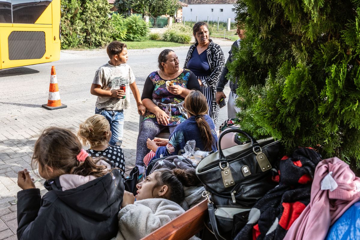 Közel nyolcvan ukrán gyerek és mintegy negyven nő ül Kocson az út szélén. A családok a kárpátaljai Beregszászi járásból érkeztek Magyarországra az ukrán-orosz háború kitörése után. A kocsi menekültek segítségre várnak. 