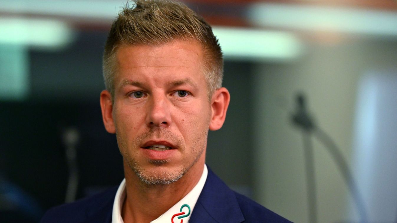 Magyar Péter folytatta a bulizást: kétes hátterű hajón, félmeztelenül fotózták le a Dunán
