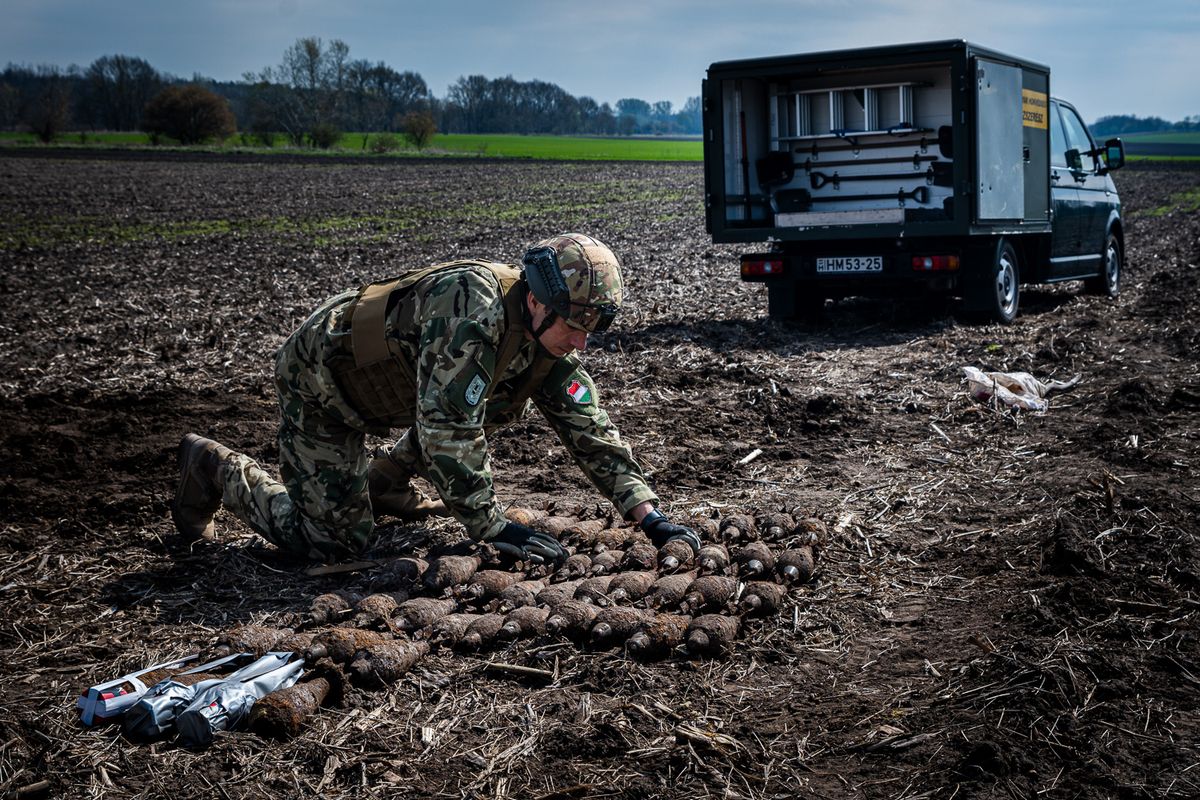 Újabb, második világháborús robbanóeszközt találtak vármegyénkben. A 100 kilogrammos légibombát ezúttal Esztergomban találták mederkotrás közben. 