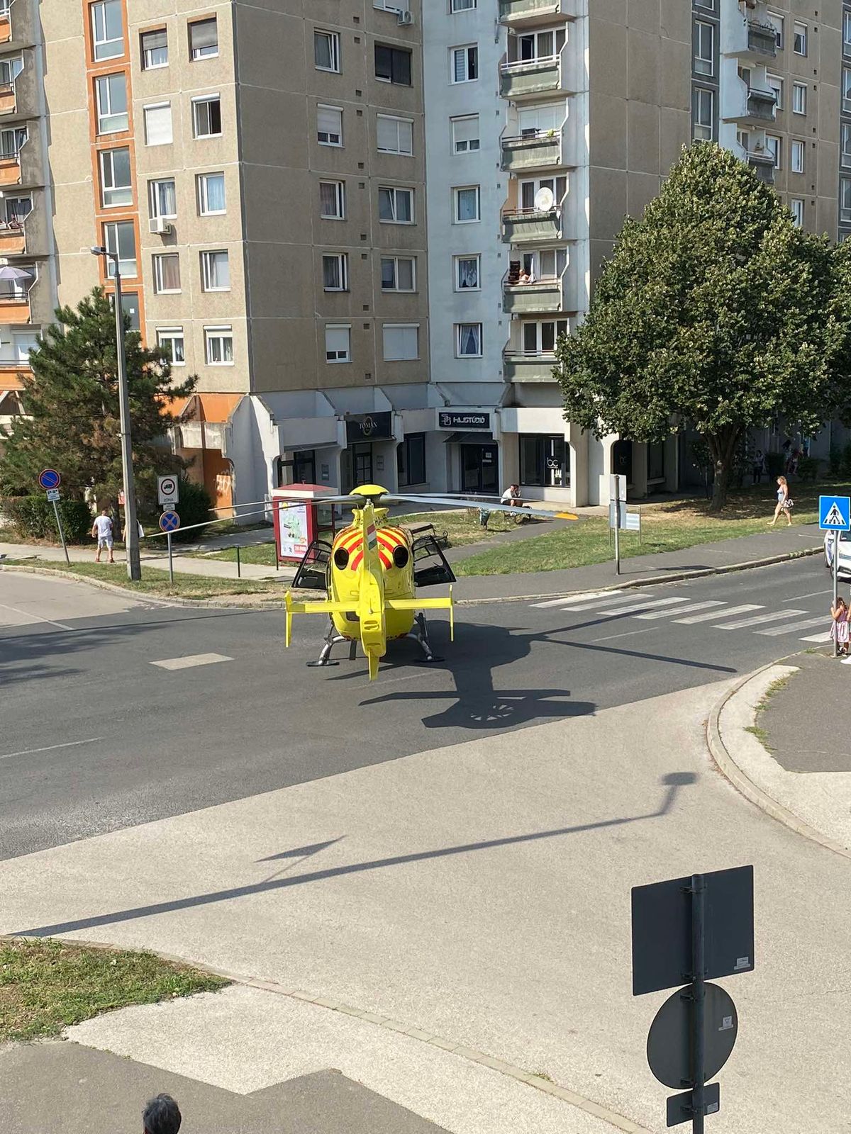 A mentőhelikopter a Gál István lakótelep kereszteződésében szállt le