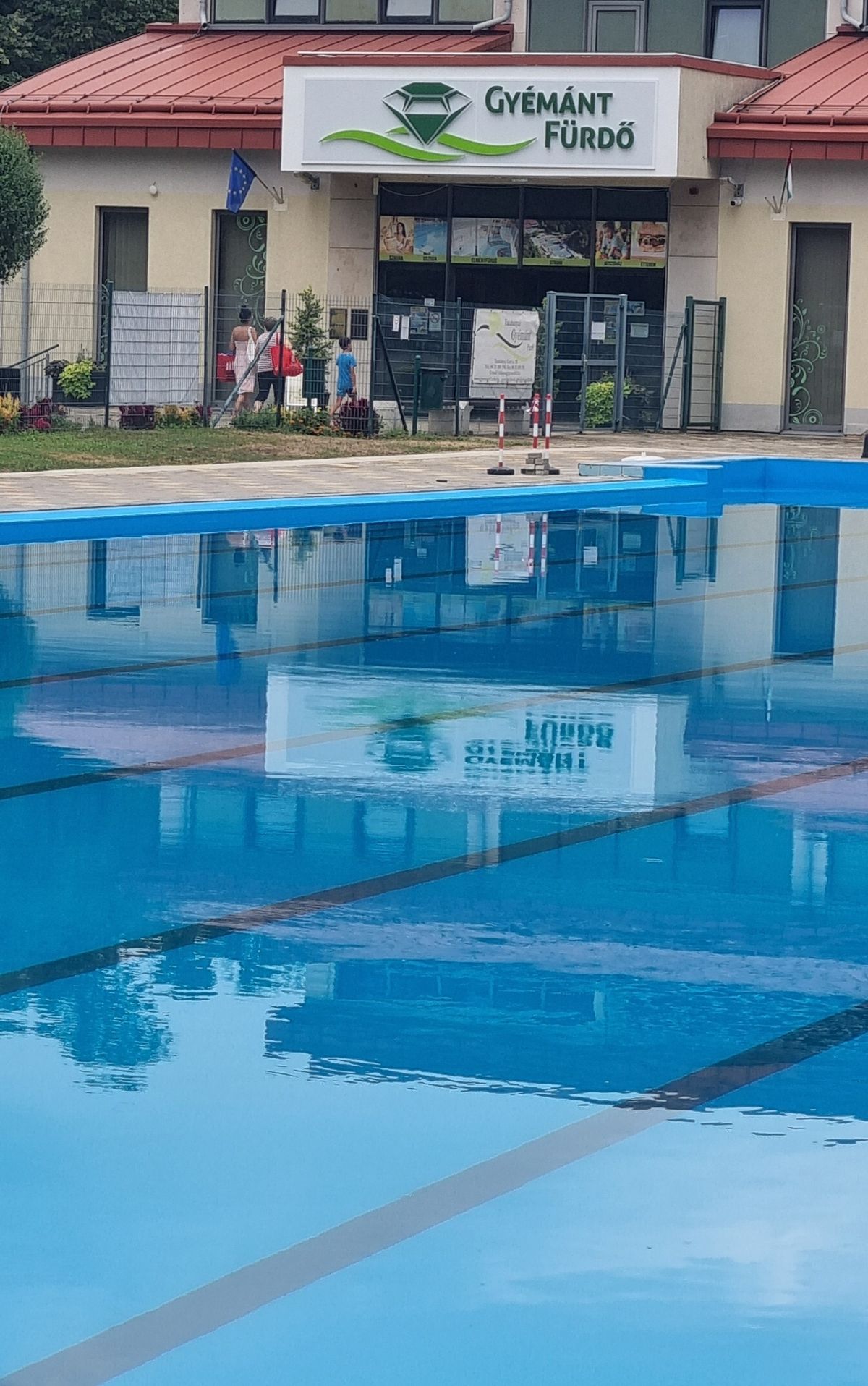 Szerdán lezárult a tatabányai sportmedence vízpróbája. Csütörtökön már a vízmintavételt végzik a Gyémánt Fürdő felújított medencéjében.