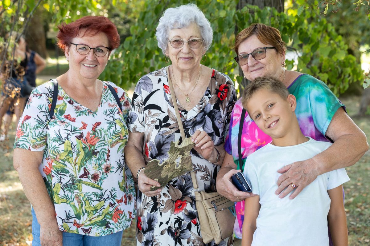 Sokan várták a Cseke-tó köszöntésének pillanatát. 
A színes virágok csak szépítették a tó vizét.