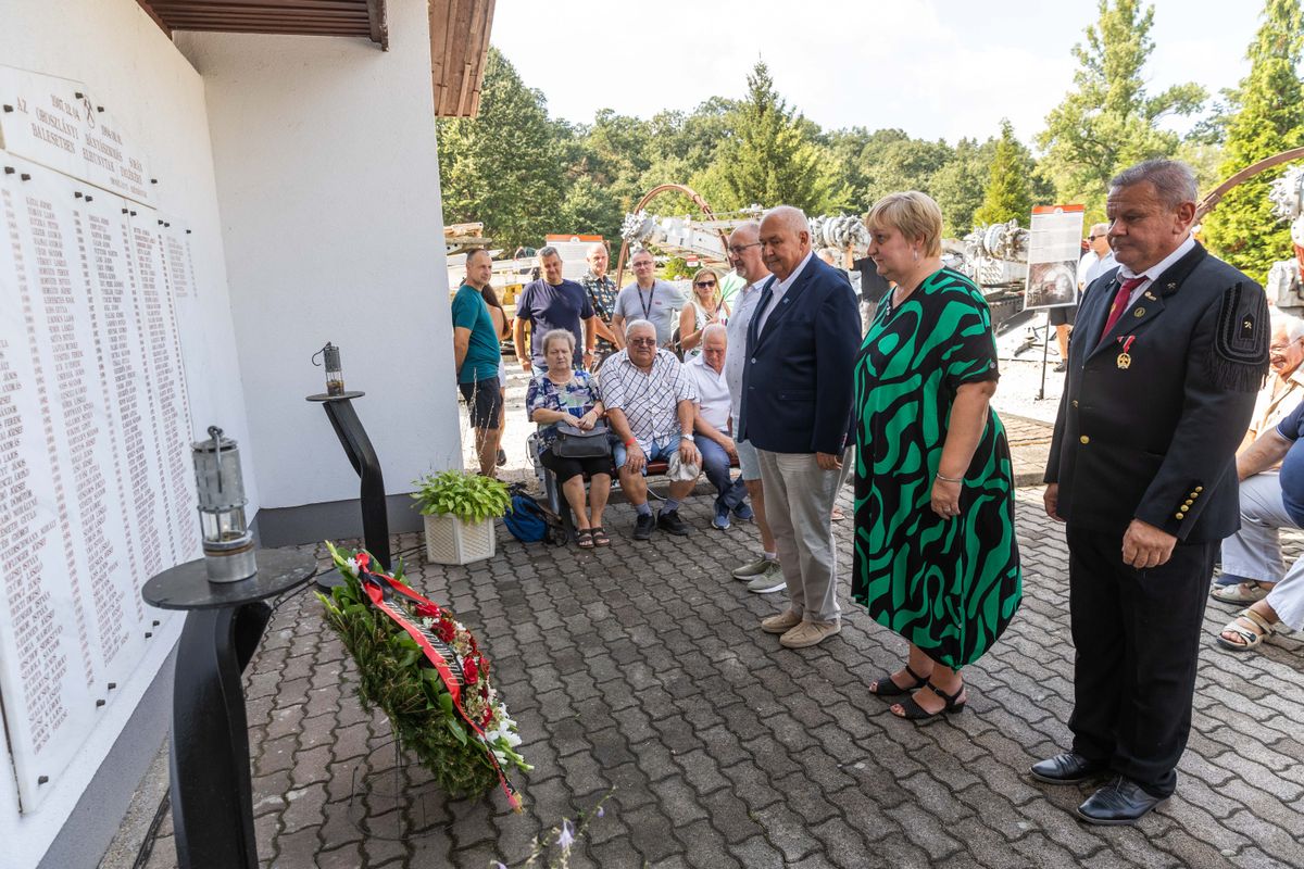 Bányászhősök falánál is koszorúztak