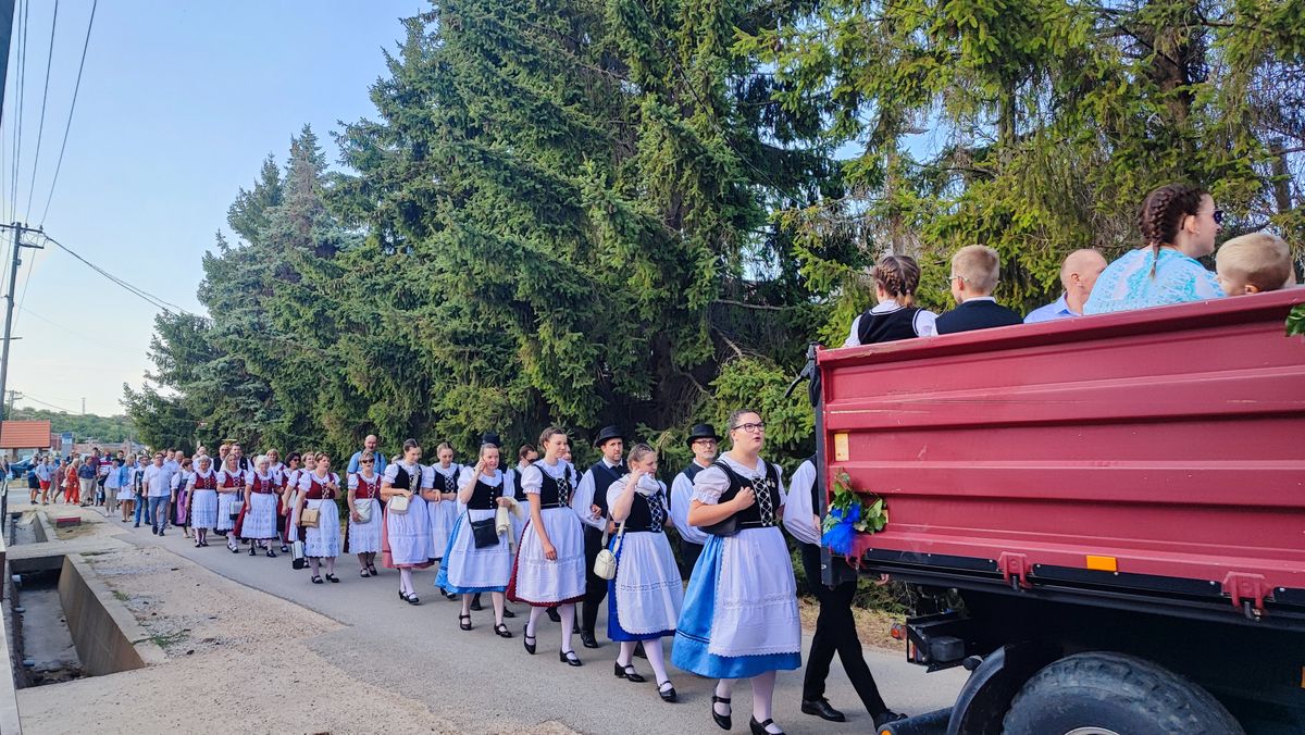 Zenés traktoros felvonulással érkeztek a dunaszentmiklósiak a falunapra. A gyerekeknek rajzpályázat, a felnőtteknek pedig sütemény sütő verseny nyújtott kihívást. 