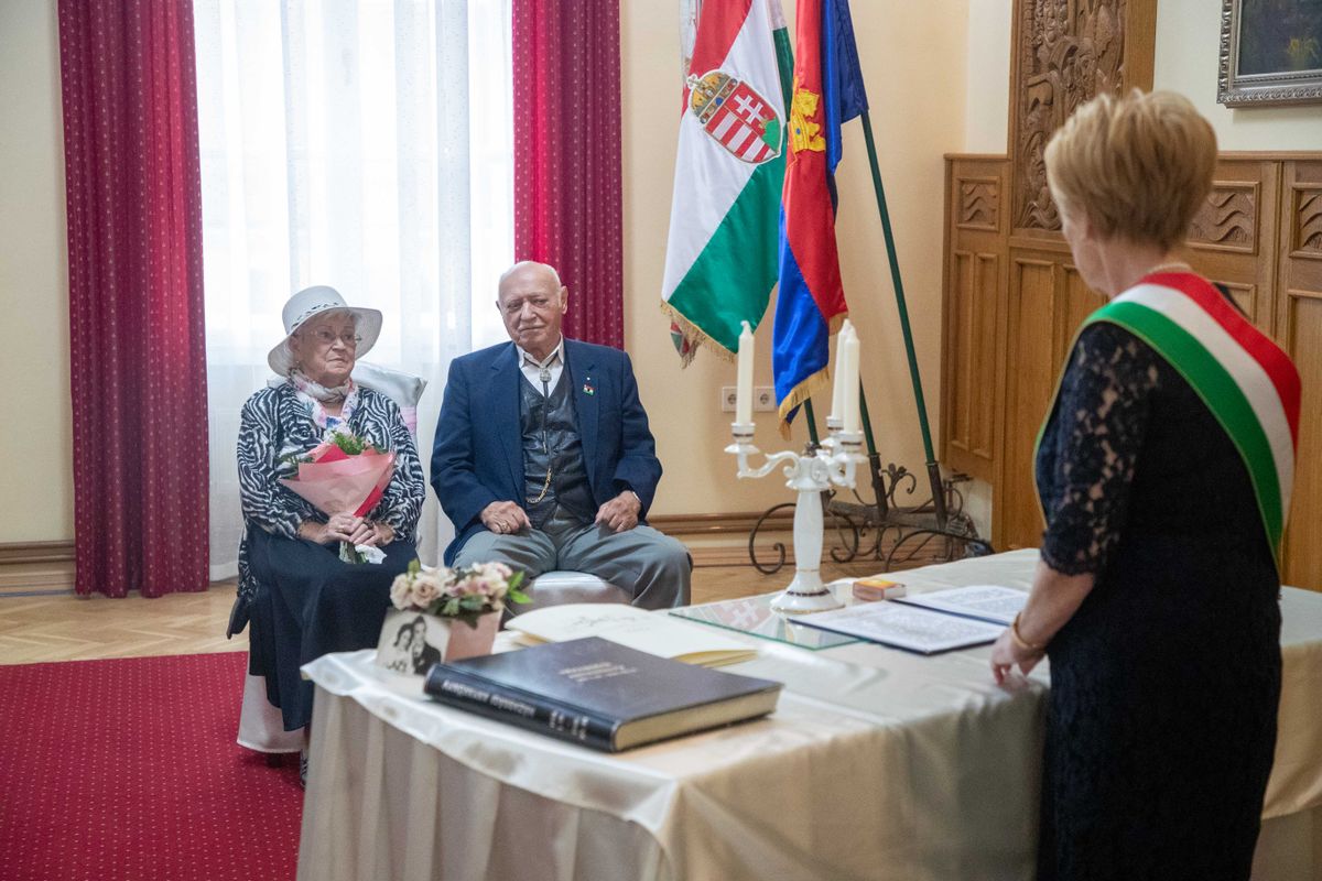 65 év után újra fogadalmat tett szerelméről a tatai házaspár. Barátaik, és rokonaik társaságában mondták ki újra az IGEN-. A vaslakodalom a város életében is ritkaság. 