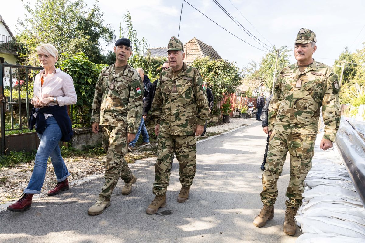 Az utolsó simítások zajlanak az árvíz elleni nyúlgát építésénél Neszmélyen, a Vízimolnár utcában. Dr. Sulyok Tamás, Magyarország köztársasági elnöke is kilátogatott a településre, hogy ellenőrizze az árvízi védekezést.  