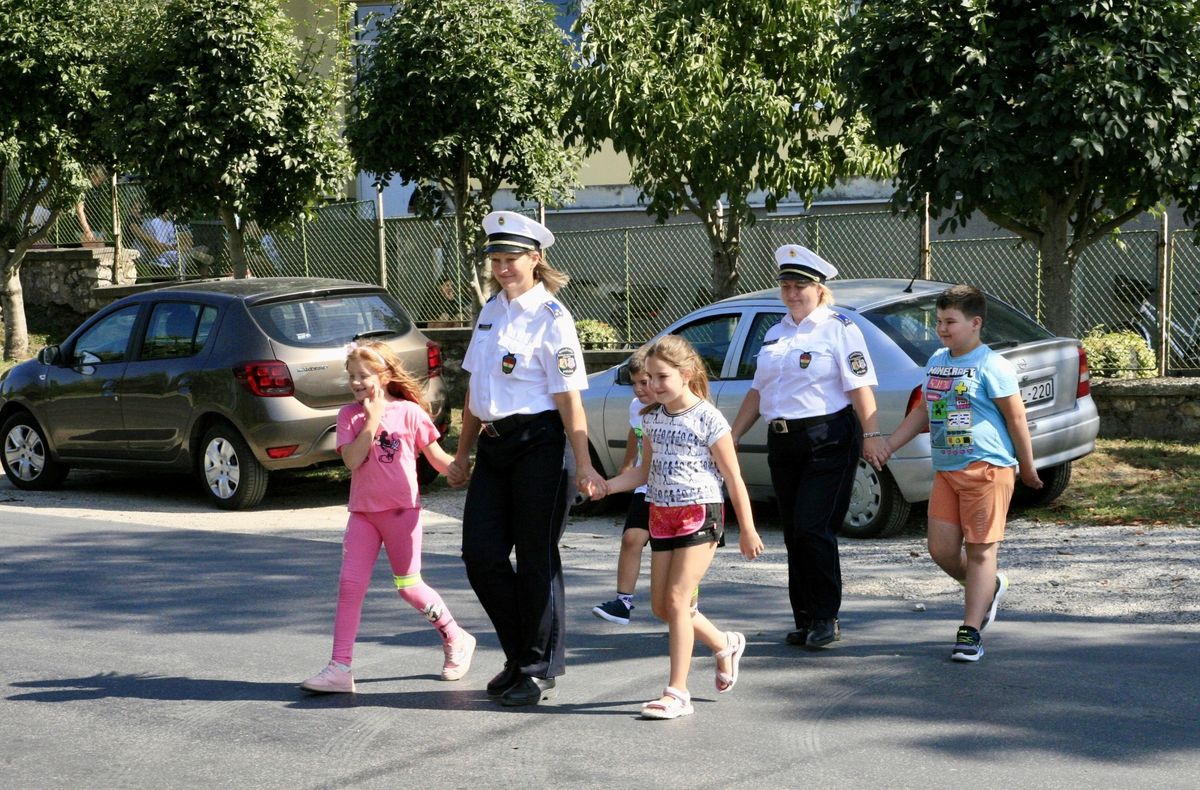 Egy bájos kisfilmet tett közzé a Komárom-esztergomi rendőrség közösségi oldalán. A videóban a tanévkezdés miatt megnőtt gyalogosforgalomra szeretnék felhívni a figyelmet. 