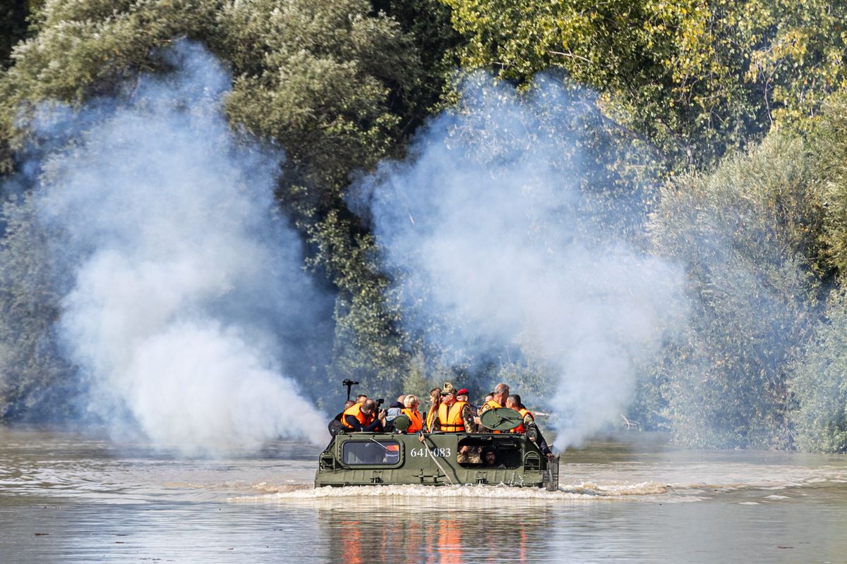 A Magyar Honvédség két darab PTSZ-M lánctalpas kétéltűje érkezett meg szerdán reggel Neszmélyre, a komp kikötőhöz. A harci járművek tökéletesen alkalmasak az árvízi védekezéshez. 