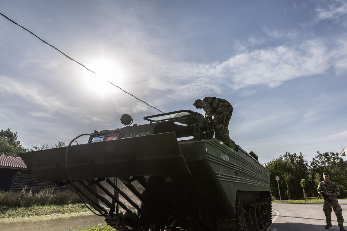 A Magyar Honvédség két darab PTSZ-M lánctalpas kétéltűje érkezett meg szerdán reggel Neszmélyre, a komp kikötőhöz. A harci járművek tökéletesen alkalmasak az árvízi védekezéshez.