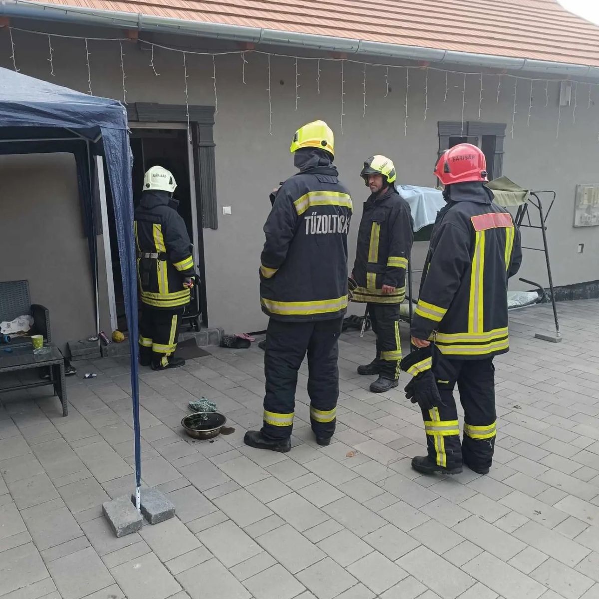 Dőlt a füst a házból. A sárisápi Önkéntes Tűzoltó Egyesületet riasztották