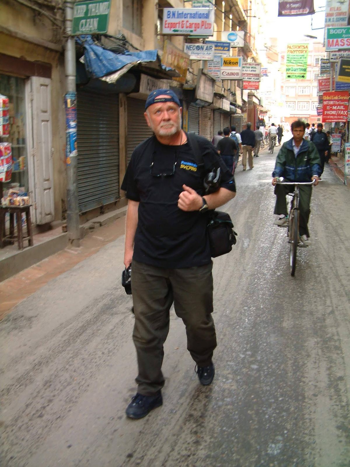 A lélekvándorlás fürkészője, Tóth Tihamér Jenő Pashupati (Nepál) egyik utcáján