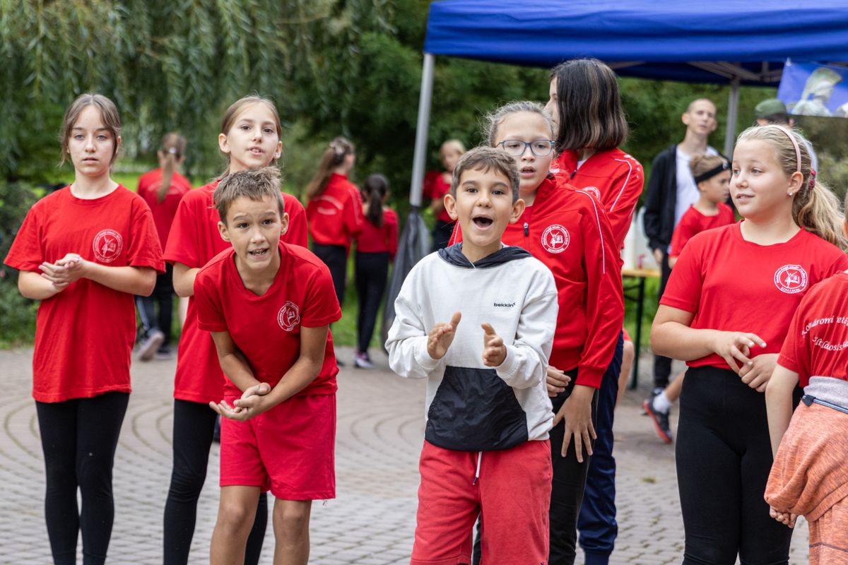 A spártai futóversenyen a gyerekek egymásnak is szurkoltak