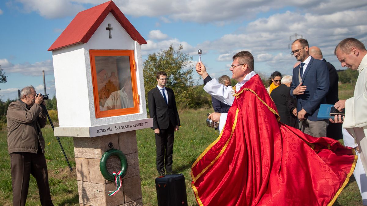 Gedő Attila plébános áldotta meg a keresztút stációit