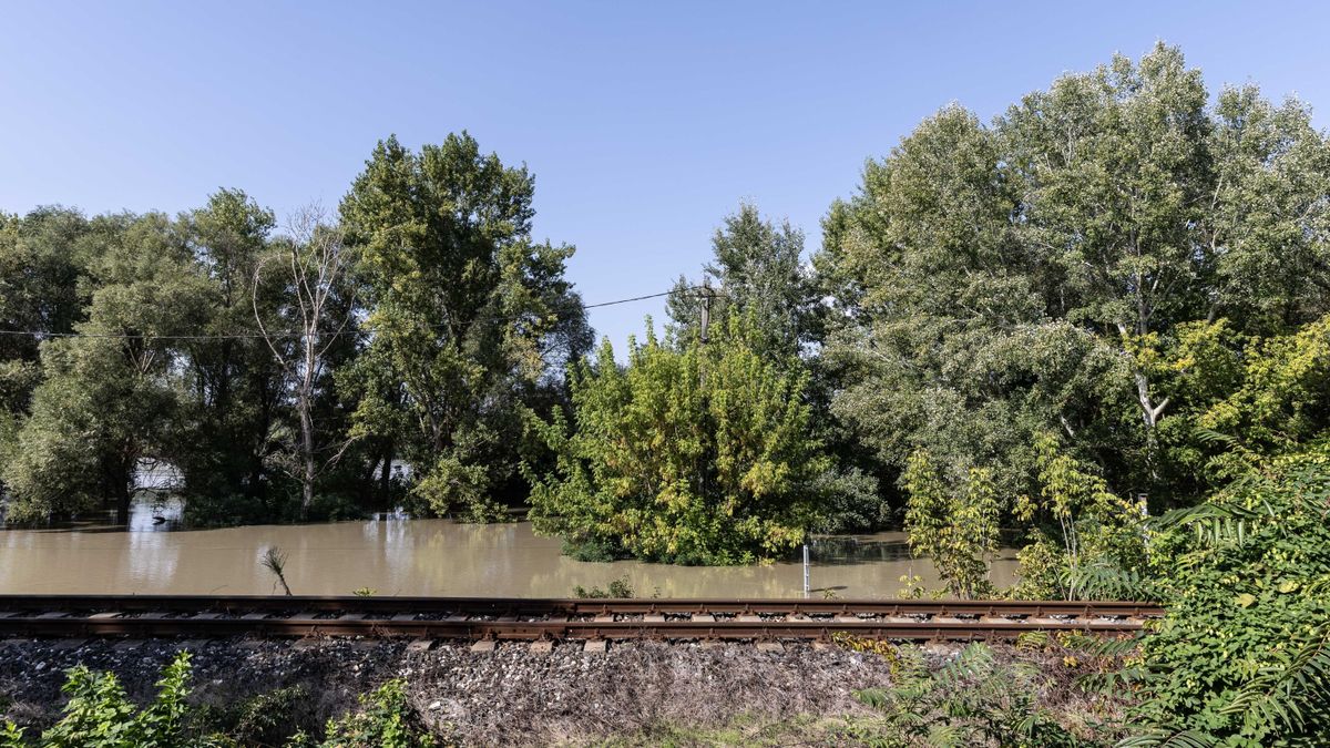 A vasúti pályaszerkezet kezdett átszivárogni az árvíz miatt