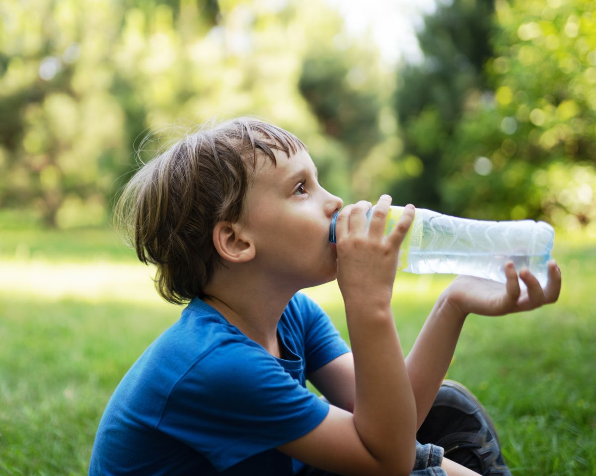 6,Year,Old,Boy,Drinking,Water,To,Quench,His,Thirst hőség kánikula