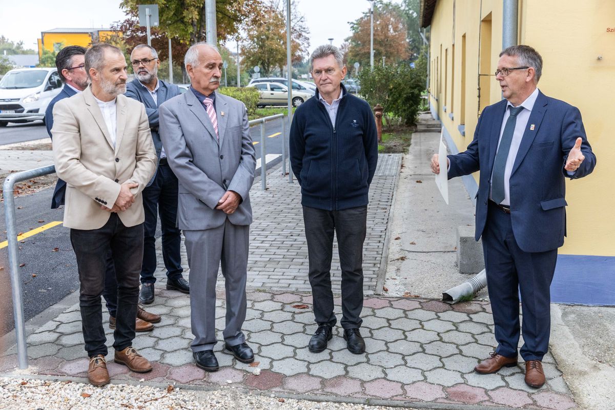 Kerékpáros napot szerveztek a tatai Színes iskolában, ahol többek között látványos bemutatót is megnézhettek a diákok. A bemutató előtt pedig ünnepélyesen átadták a Fényes fasoron megépült kerékpárútat. 