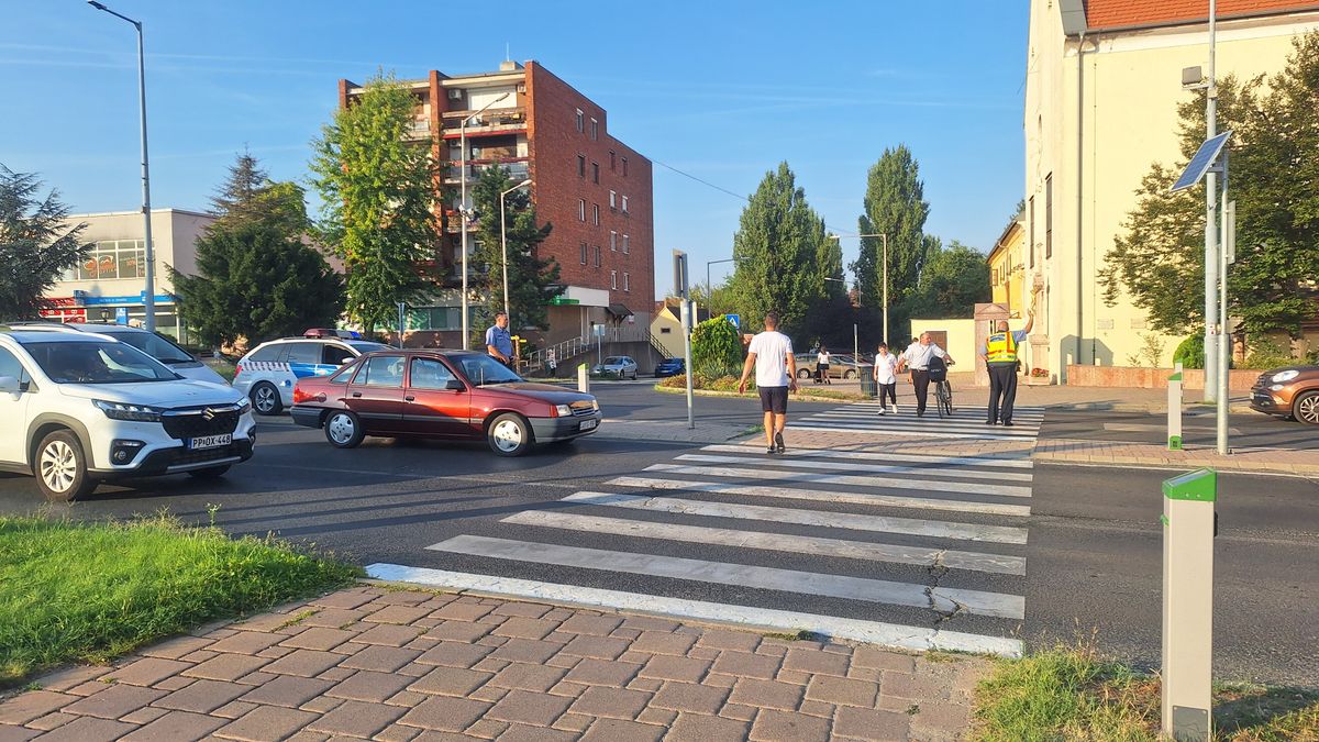 Rendőrök és polgárőrök segítik a gyerekek közlekedését a tanév elején. Hétfőn becsöngetés előtt az iskolák közelében lévő forgalmasabb a gyalogátkelőhelyeknél az egyenruhások biztosították a szabad átkelést a diákoknak Komárom-Esztergomban is.