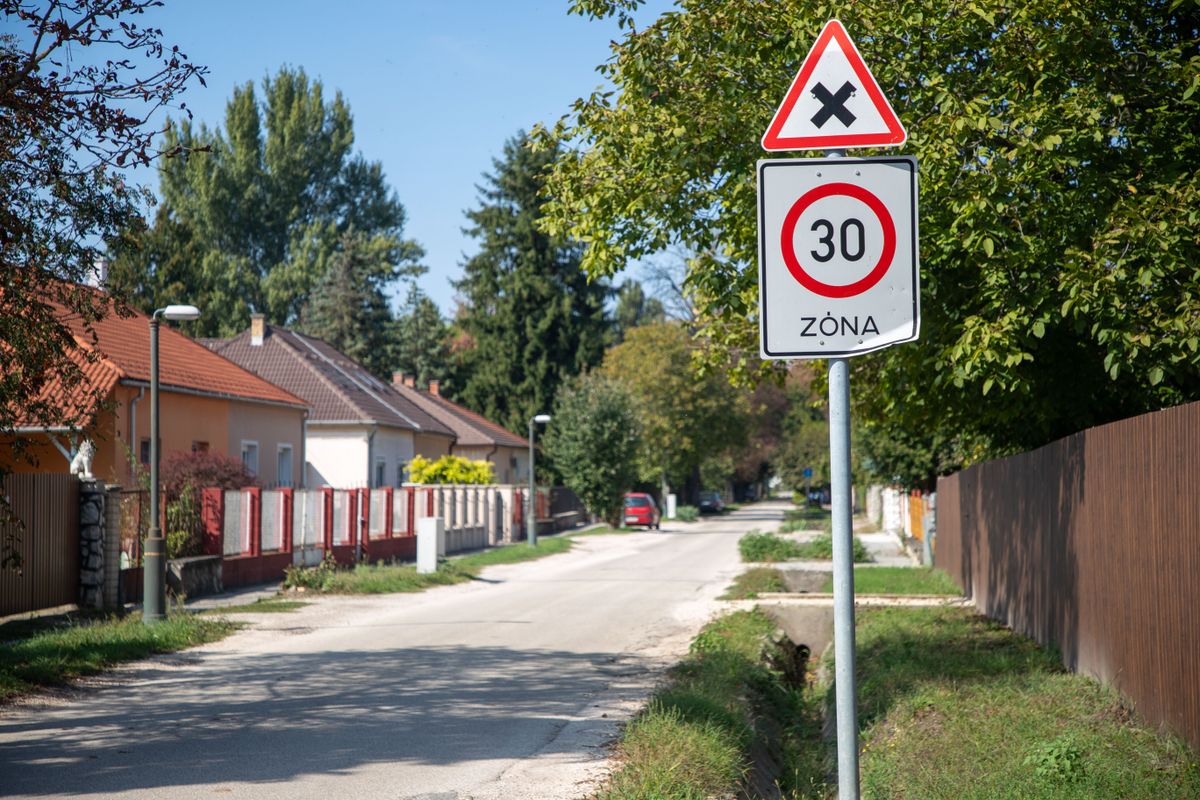 Még az áprilisban döntött arról a Pénzügyi, Környezetvédelmi és Városfejlesztési Bizottság, hogy a lakók kérésére forgalomcsillapítót építenek a Nagy Lajos és a Zrínyi utcába. A bizottság szerdai döntése szerint tavaszra készülhet el a beruházás. 