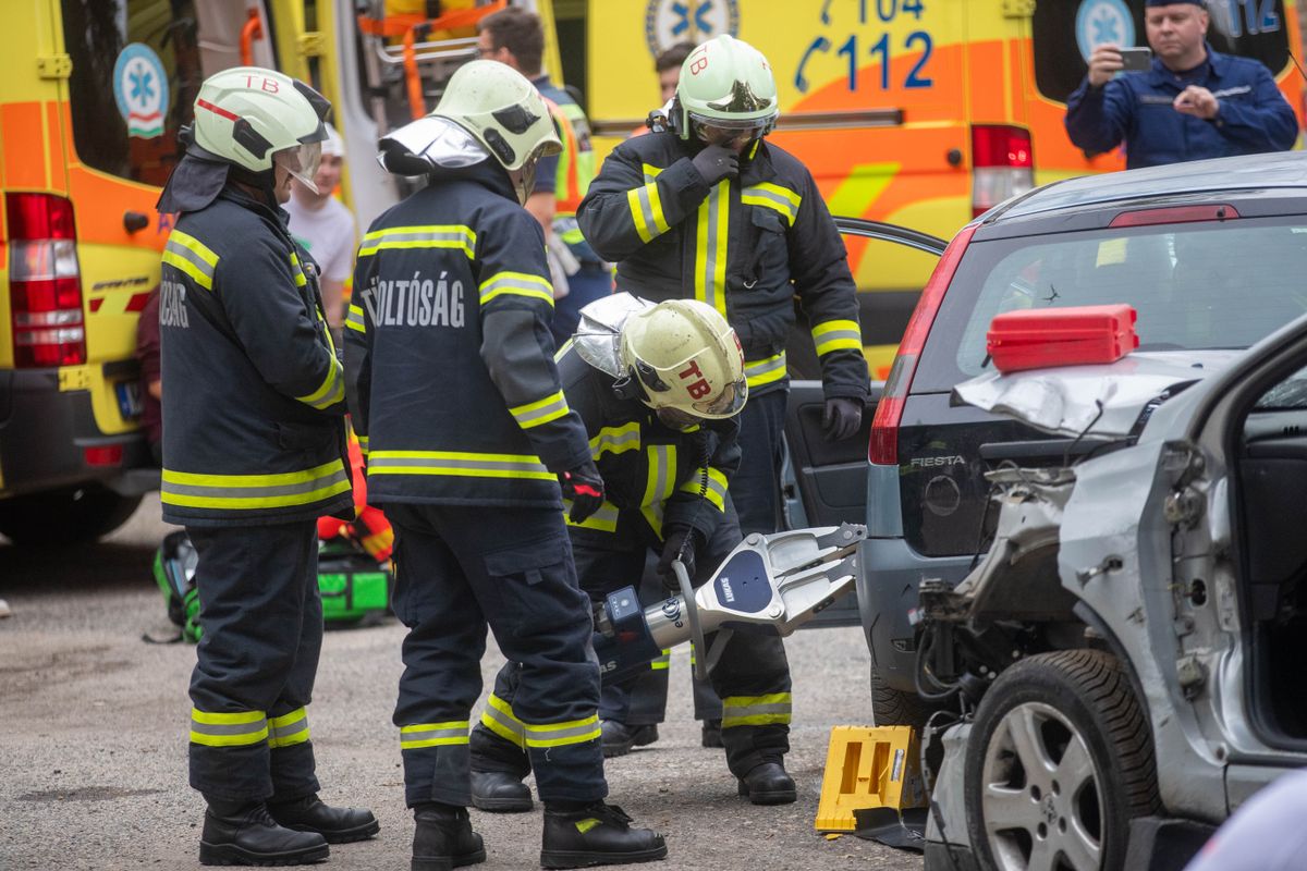 Kivágták a színészeket az autóból