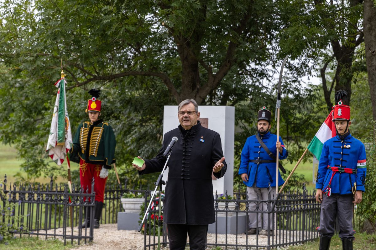 Csikány Tamás mondott beszédet a komáromi vár megadásának évfordulóján