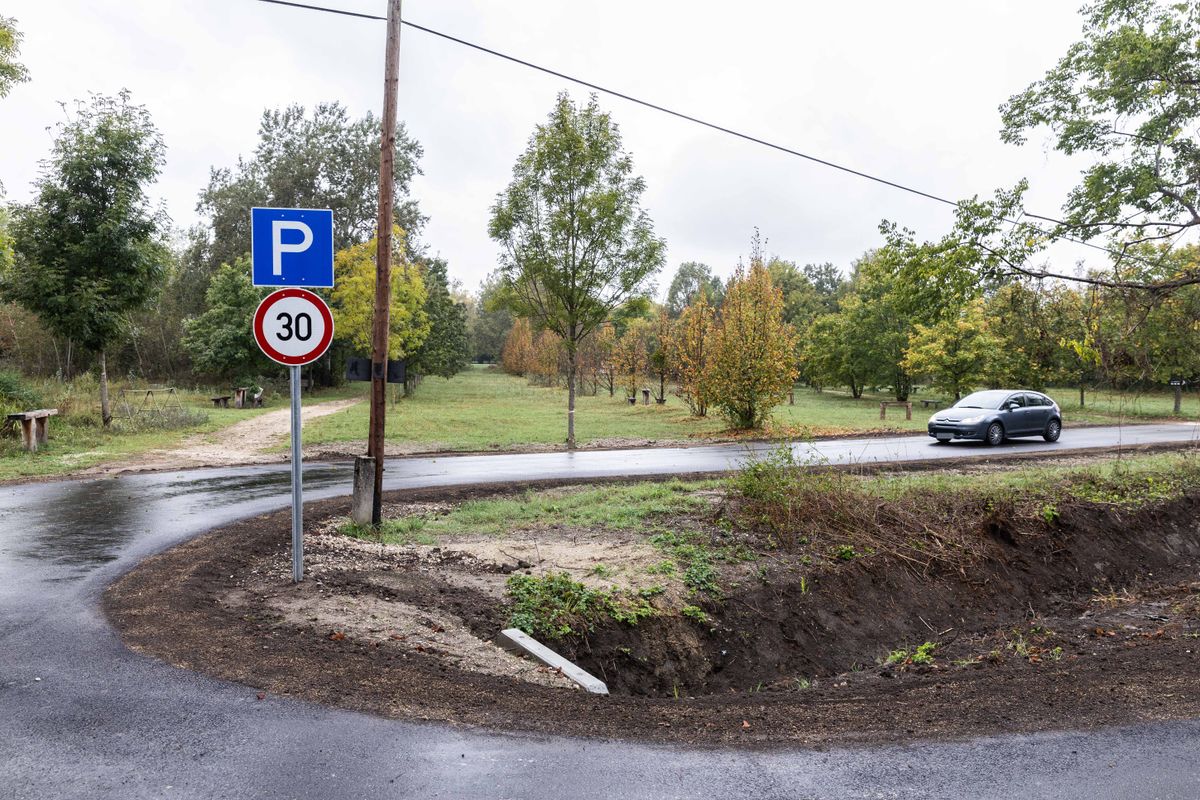 A tervek szerint hamarosan a Fényes Fürdő bejártához vezető utat csak a célforgalom, a gyalogosok, illetve a kerékpárosok használhatják. Az autók a parkolóba egy új bekötő úton hajthatnak majd be. 