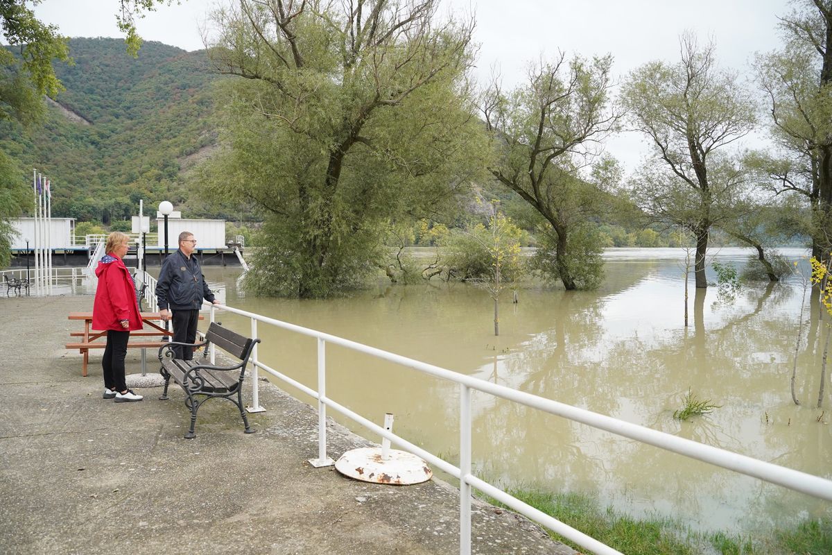 Popovics György, a vármegyei közgyűlés elnöke Herman Jenőné polgármesterrel tartott terepszemlét az árvíz fenyegette Dömösön duna