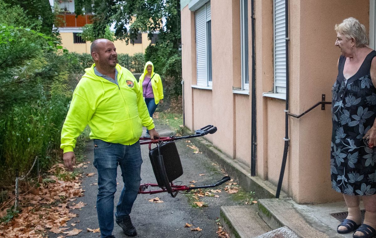 Éva néni nagy meglepettséggel fogadta jótevőit