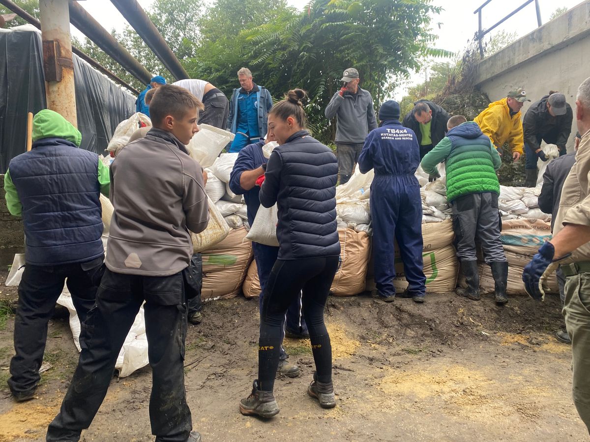 Friss infók, helyszíni videó az árvízzel kapcsolatban: újabb 150 tonna homokot rendeltek Dunaalmásra. A Duna vízállása több mint fél métert emelkedett a térségben.