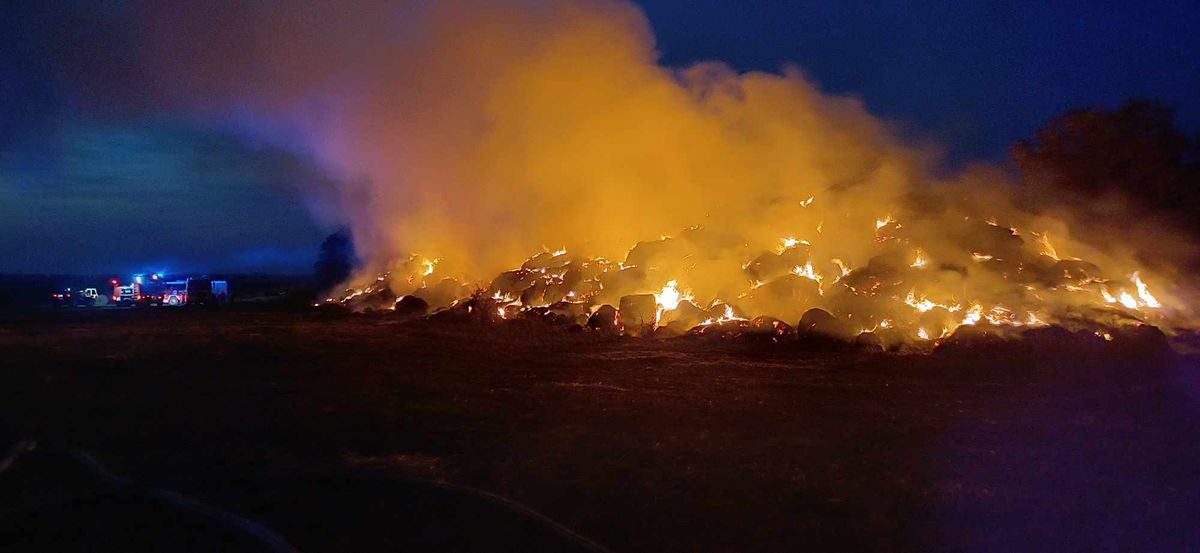 A kocsi tűzoltók is oltották az 1500 lángoló bálát