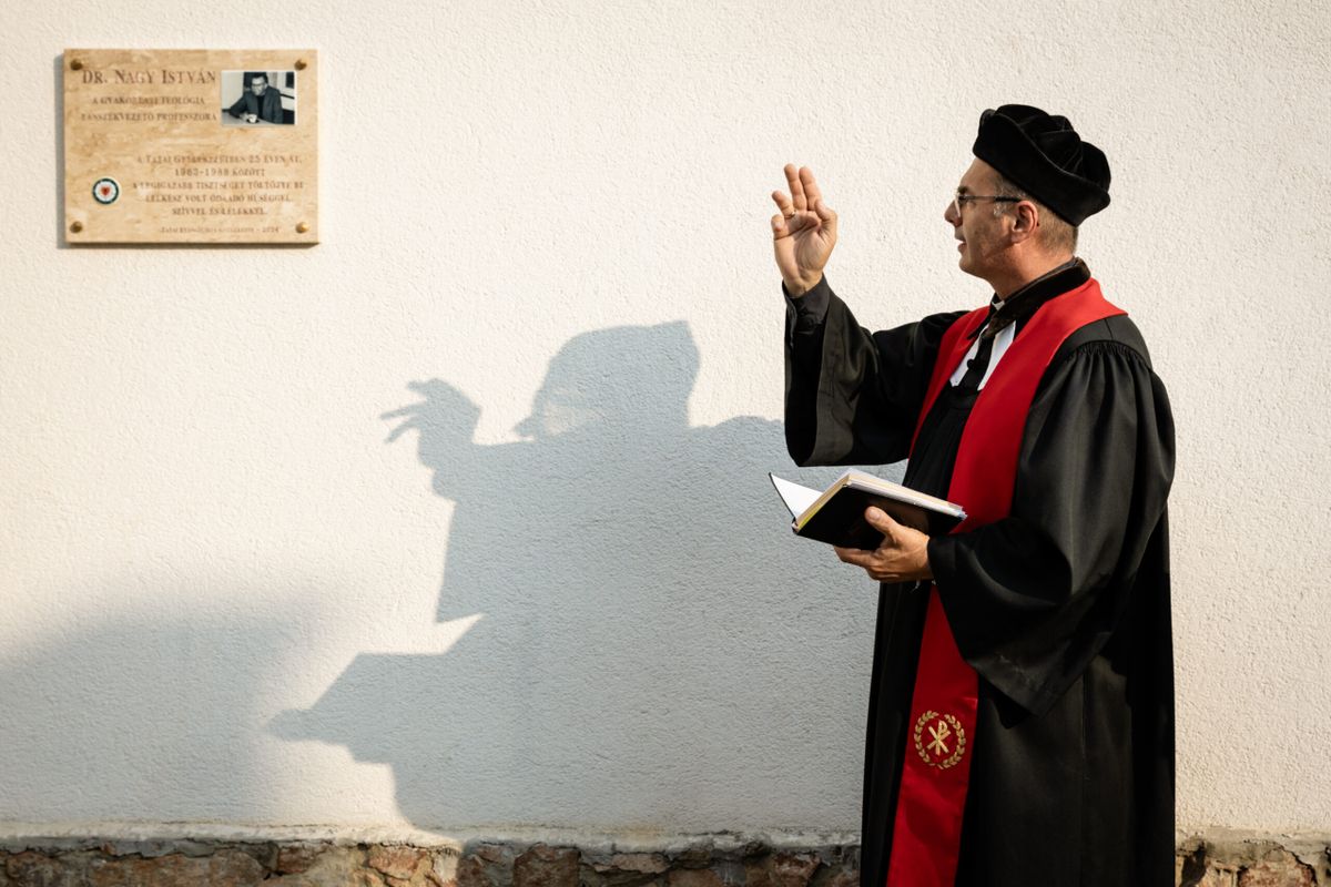 Egy súlyos betegség terelte a lelkészi pályára. A 31 évvel ezelőtt elhunyt teológiai professzor tiszteletére került emléktábla a templom falára. 